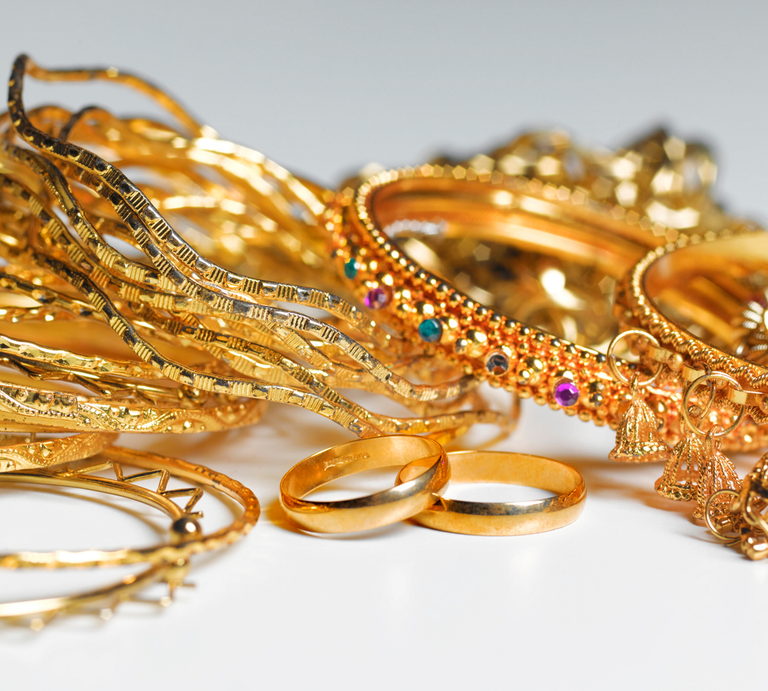Verschiedene Stücke Goldschmuck | © Getty Images / Peter Dazeley