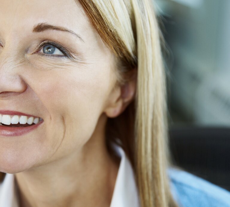 Eine Frau mit Lachfalten | © Getty Images/Fancy/Veer/Corbis