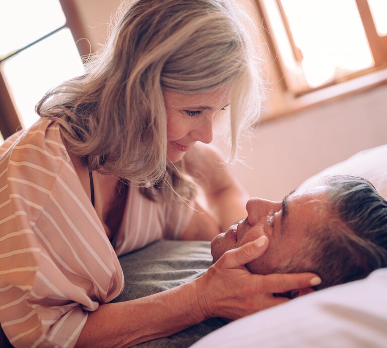 älteres paar bett sex ab 50 | © Getty Images / wundervisuals