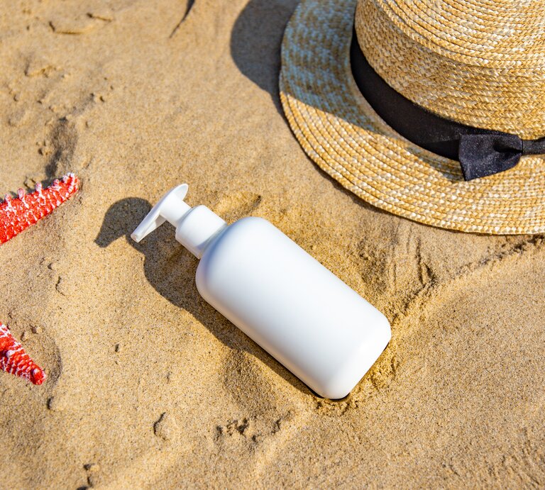 Gefährliche Beauty-Produkte vor dem Sonnenbad.  | © Getty Images/yangyang