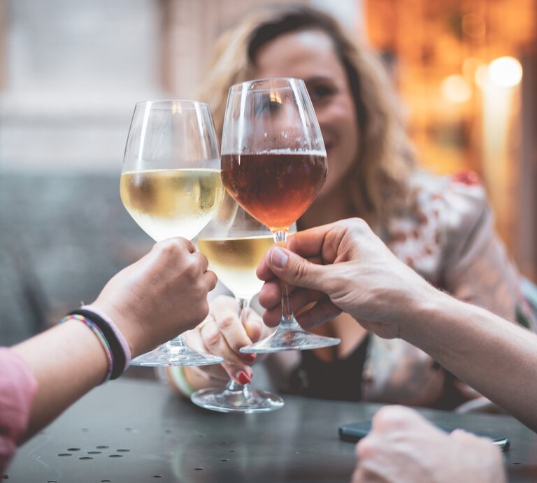 Ist Wein vegan: drei Freunde stoßen mit Wein an. | © Getty Images/ Giuseppe Lombardo / EyeEm