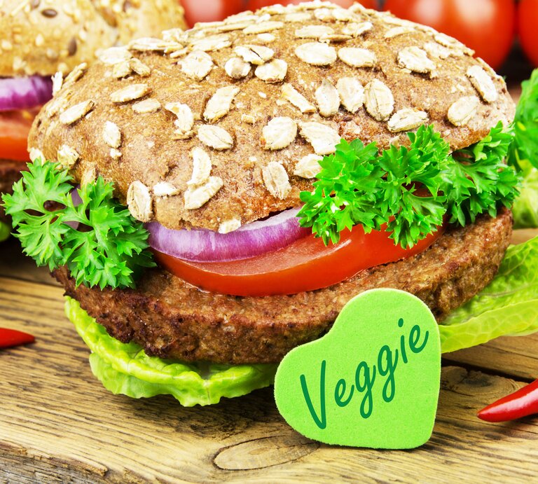 Produktion von Fleischersatz gestiegen: ein Burger mit vegetarischem Patty, Salat, Zwiebeln und Tomaten. | © Getty Images/ Santje09