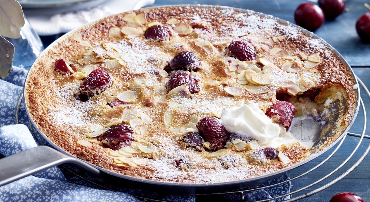 Clafoutis mit Kirschen angeschnitten und serviert.