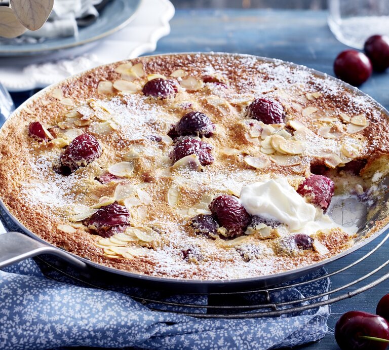 Clafoutis mit Kirschen angeschnitten und serviert. | © EAT CLUB/ Isabell Triemer