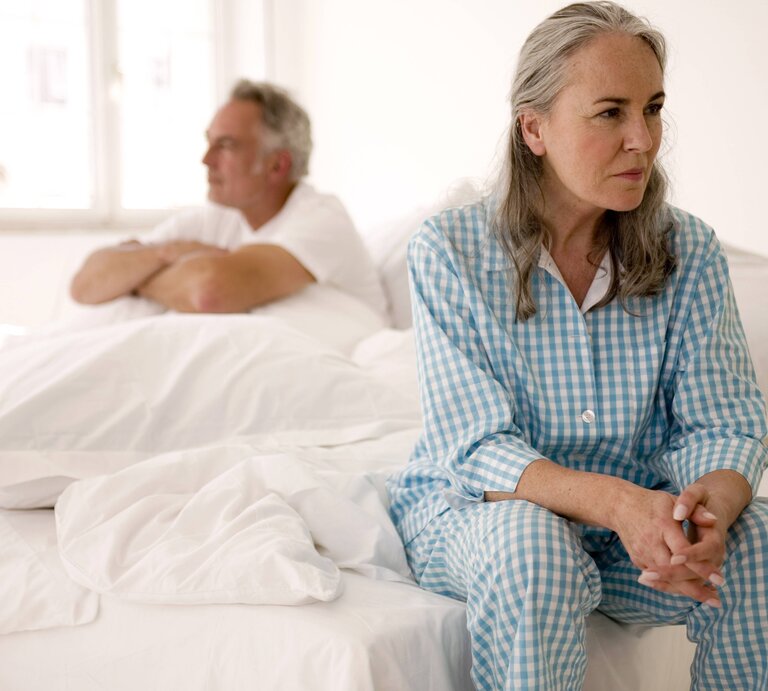älteres paar probleme bett sex Erektionsstörungen | © IMAGO / Westend61