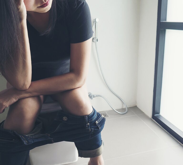 Analthrombosen können jede und jeden treffen – zum Beispiel durch zu starkes Pressen beim Toilettengang. | © Shutterstock/Pair Srinrat