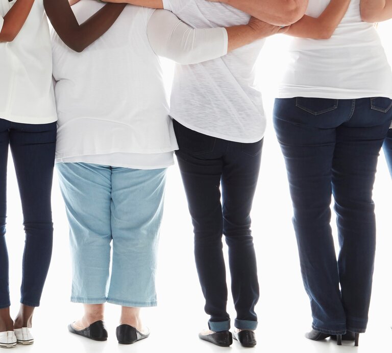Die Beine von sechs Frauen von hinten, alle tragen Jeans | © Getty Images /	Colin Anderson Productions pty ltd