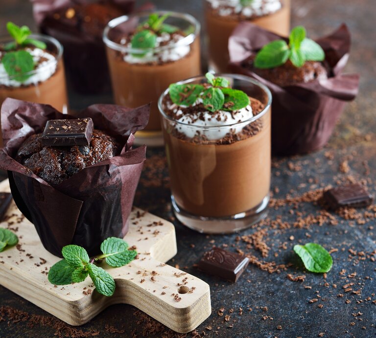After-Eight-Mousse mit Sahne, Schokoraspeln und Minze auf dunklem Untergrund.  | © Getty Images/olvas