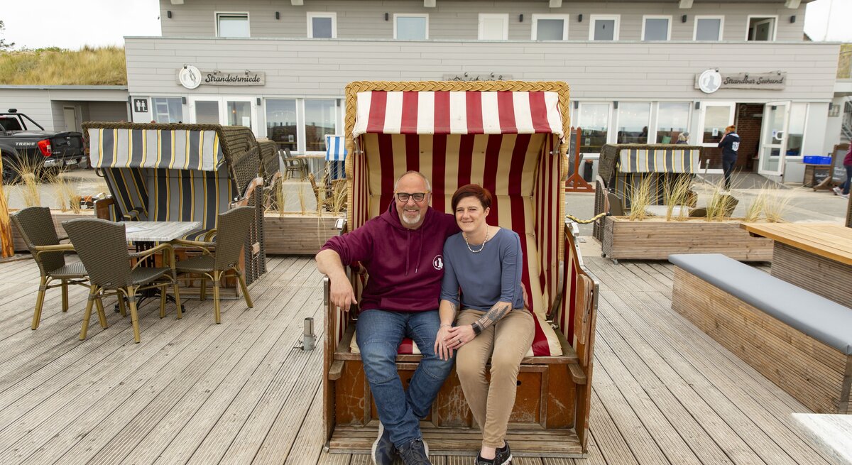 Zu sehen sind Holger und Kristina auf Amrum. Sie sitzten in einem Strandkorb.