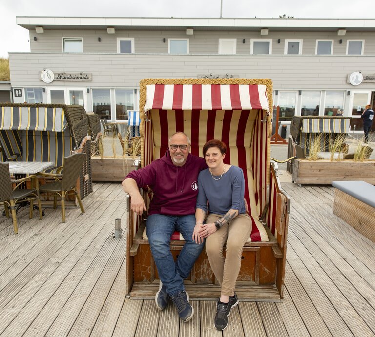 Zu sehen sind Holger und Kristina auf Amrum. Sie sitzten in einem Strandkorb. | © Guido Ohlenbostel