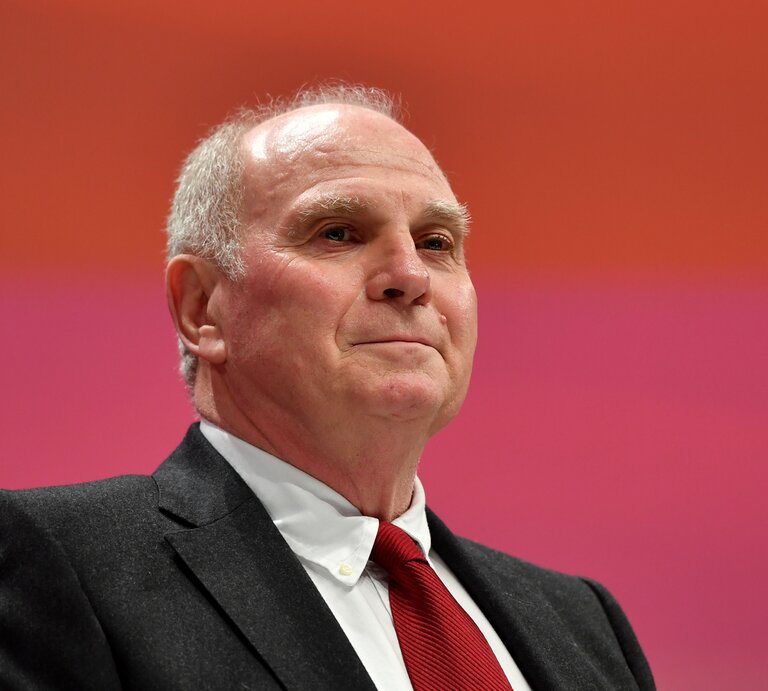 Uli Hoeneß bei einer Veranstaltung in München. Er schaut freundlich. | © Imago/Sven Simon
