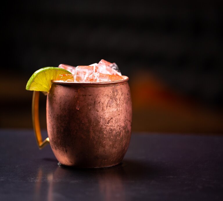 Eine Tasse mit Rhabarber-Mule vor einem dunklen Hintergrund. | © Shutterstock/VDB Photos