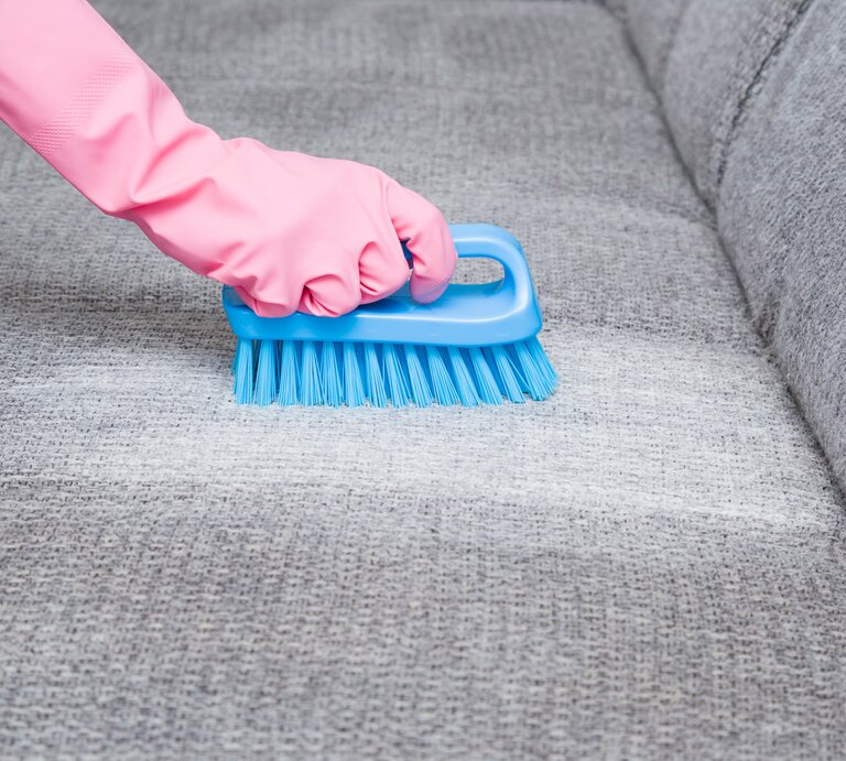 Polstermöbel reinigen mit Hausmitteln | © iStockcom/FotoDuets
