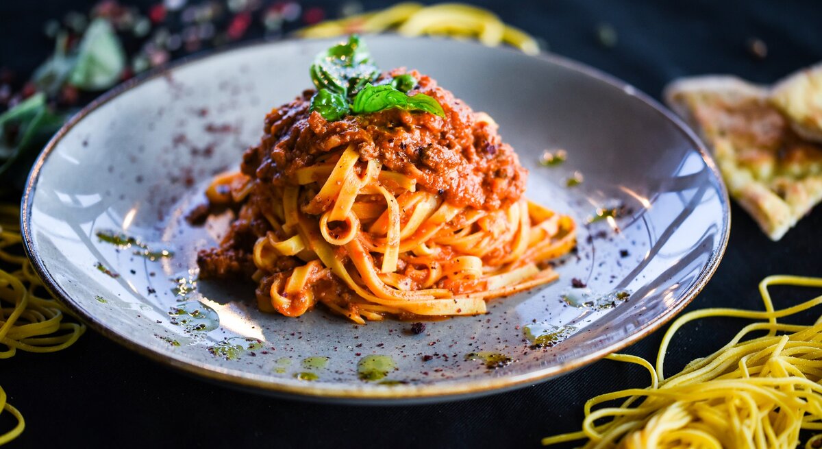 Ein Teller Ragù alla bolognese mit Tagliatelle.