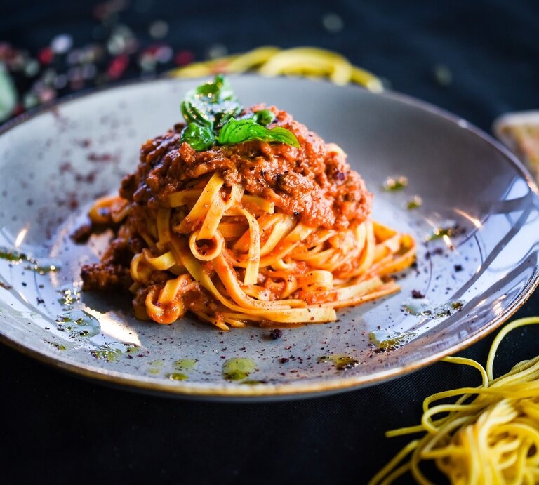 Ein Teller Ragù alla bolognese mit Tagliatelle. | © Adobe Stock/ Anna_Anny
