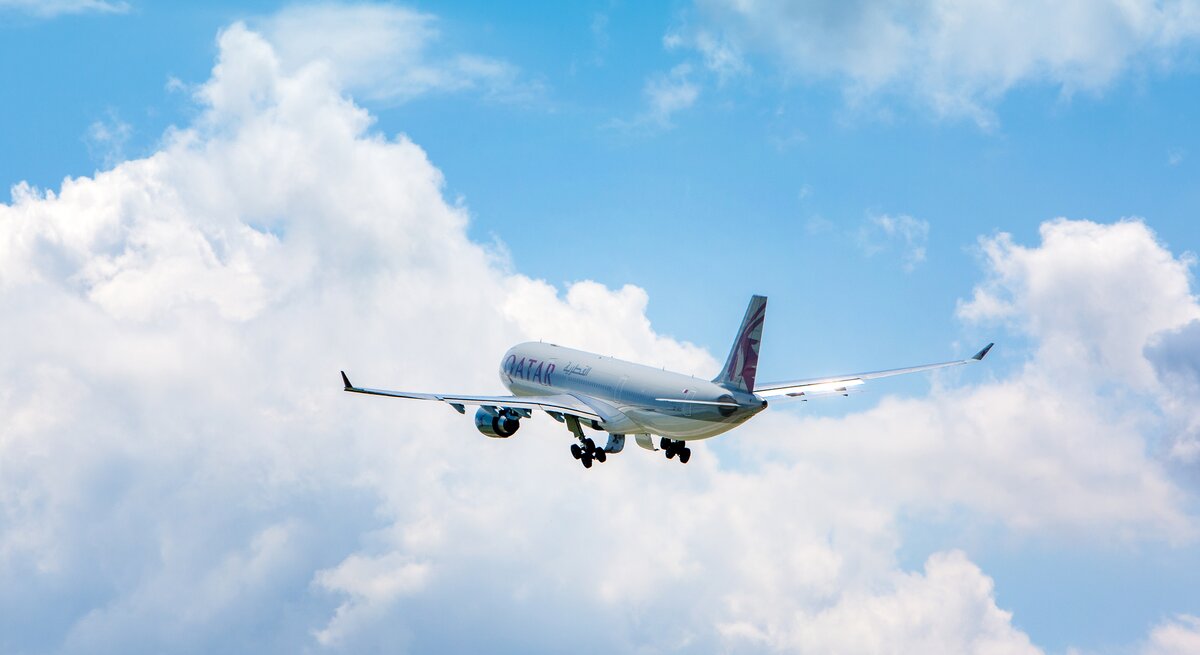 Ein Passagierflugzeug am Himmel