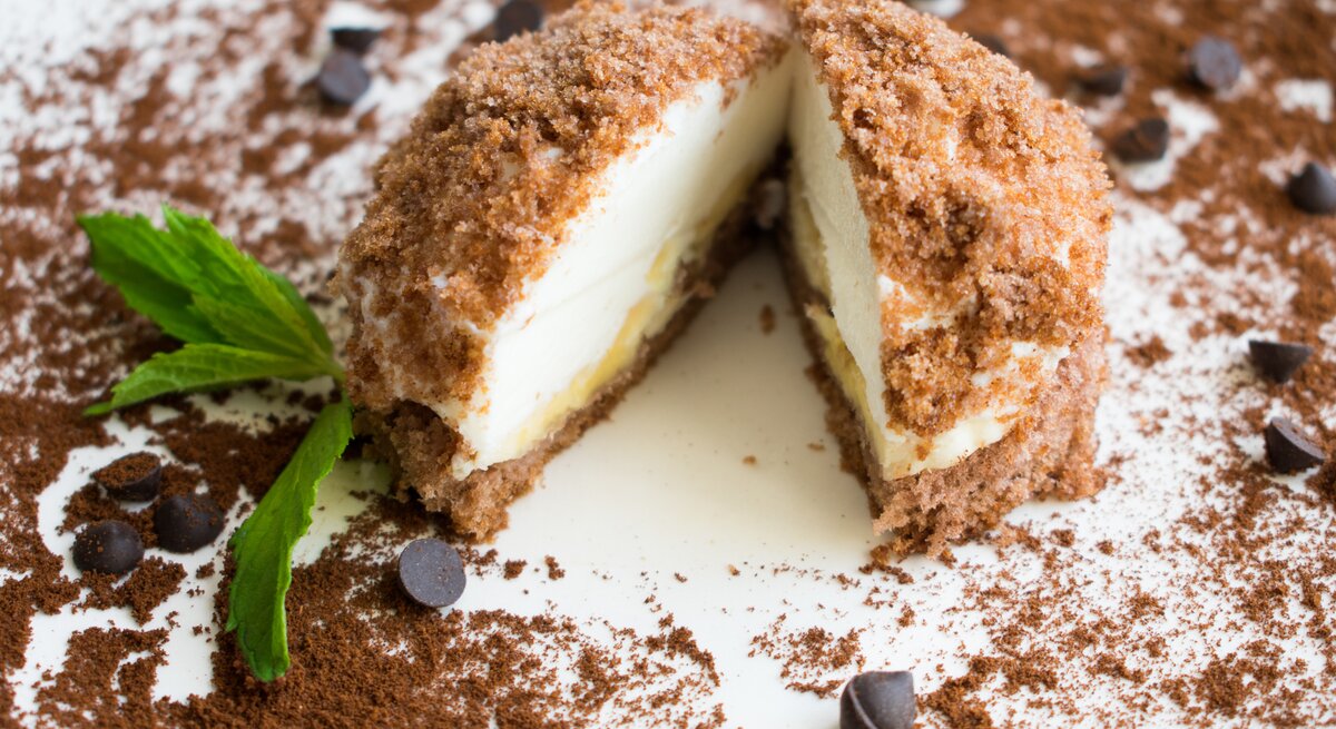 Spekulatius-Maulwurfkuchen auf heller Oberfläche.