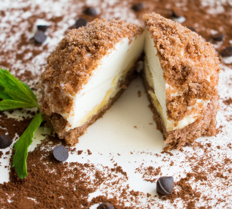 Spekulatius-Maulwurfkuchen auf heller Oberfläche. | © Shutterstock/Okan BUDAK