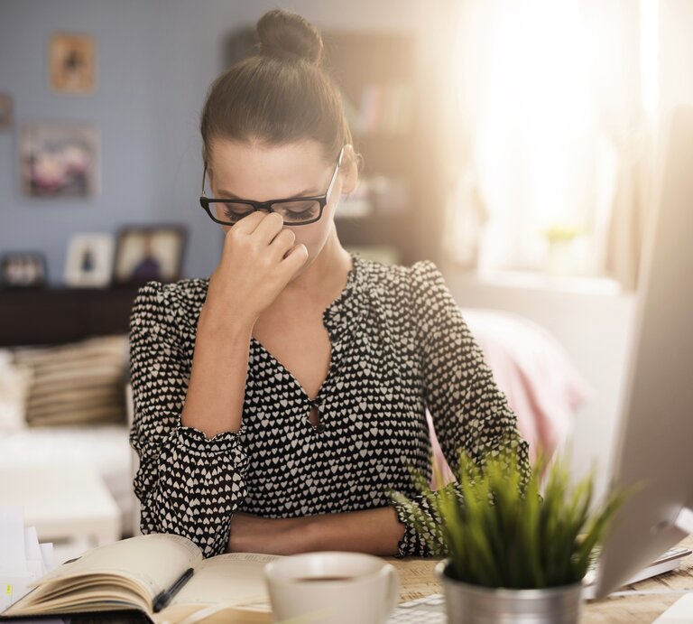 frau hat kopfschmerzen im büro | © iStock/gpointstudio