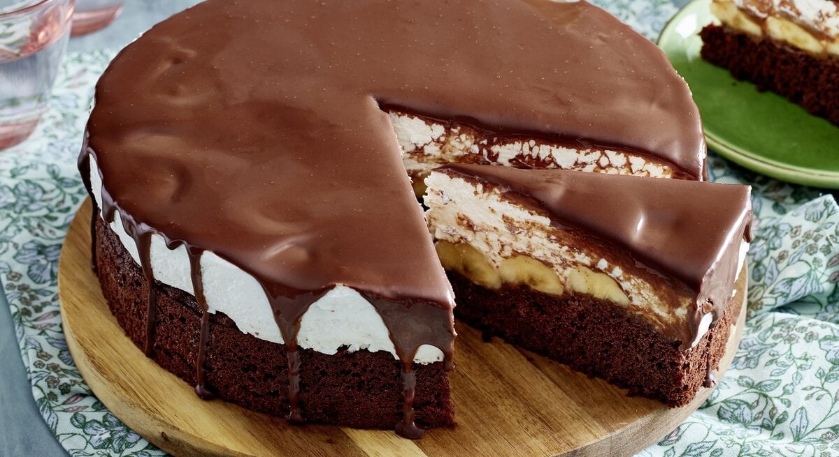 Draufsicht schräg: Schokotorte Frucht-Quarkfüllung / Teller mit Stück Torte