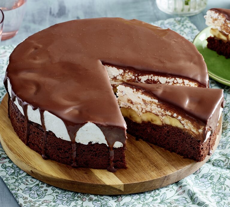 Draufsicht schräg: Schokotorte Frucht-Quarkfüllung / Teller mit Stück Torte | © EAT CLUB/ISabell Triemer