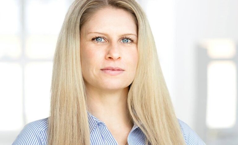Eine blonde Frau im Vordergrund, die in die Kamera lächelt. Carolin John ist Redakteurin bei BILD der FRAU. Alles rund um Menschen, Reisen und hilfreiche Tipps. | © privat