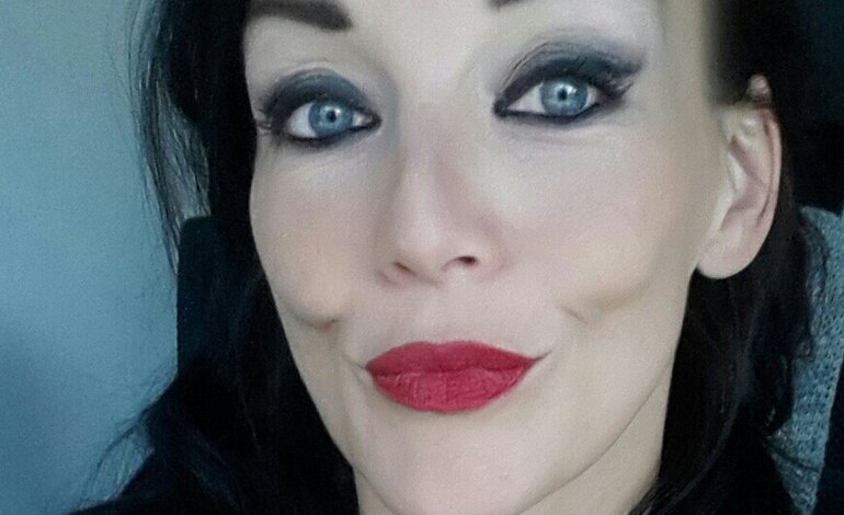 Frau mit dunklen Haaren und rotem Lippenstift.  | © privat