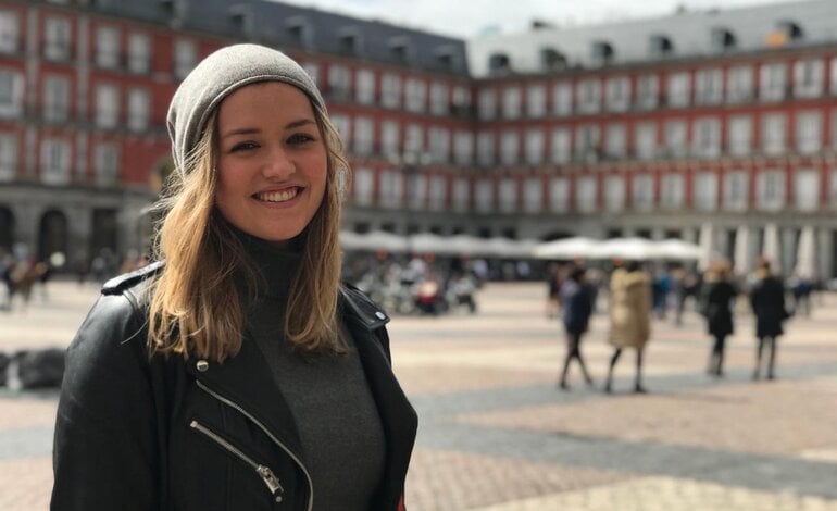 Junge Frau mit einem strahlenden Lächeln in einer historischen Kulisse. | © privat