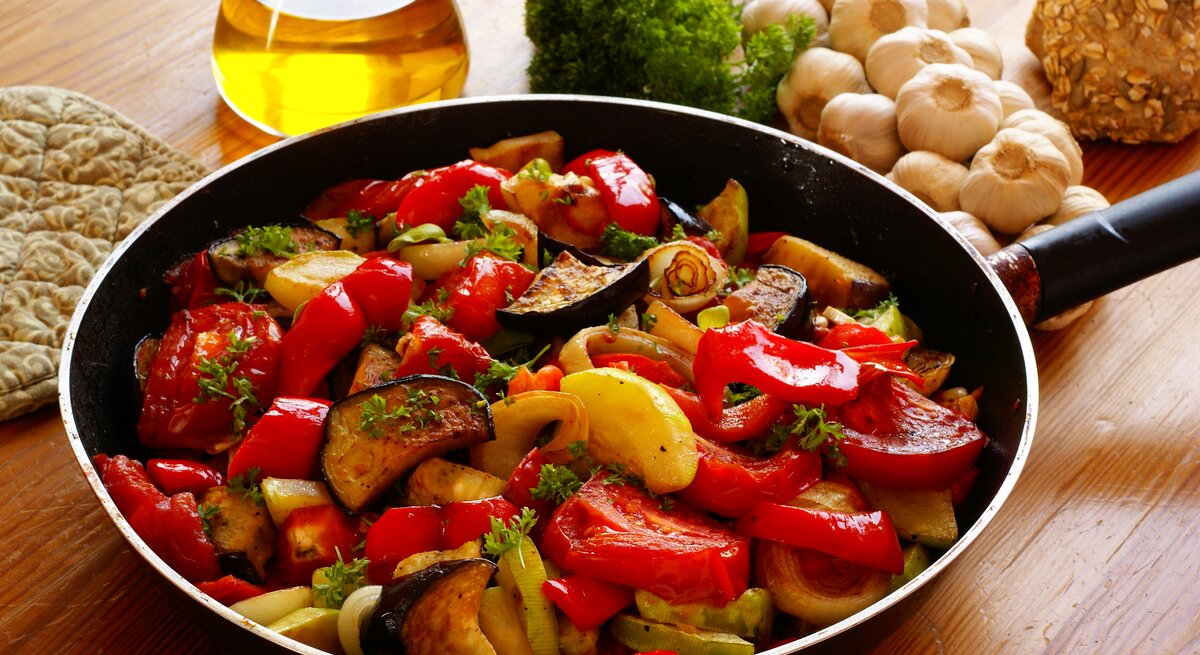 Pfanne gefüllt mit Ratatouille. 