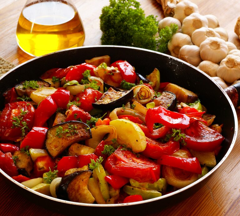 Pfanne gefüllt mit Ratatouille.  | © iStock/ hipokrat