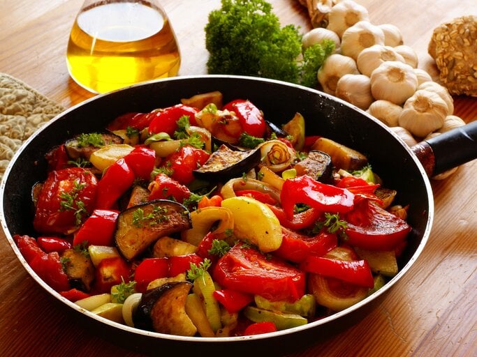 Pfanne gefüllt mit Ratatouille.  | © iStock/ hipokrat