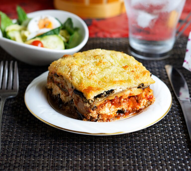 Ein Stück Gemüse-Lasagne auf einem Teller. | © iStock/ patwallace05