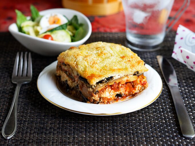 Ein Stück Gemüse-Lasagne auf einem Teller. | © iStock/ patwallace05