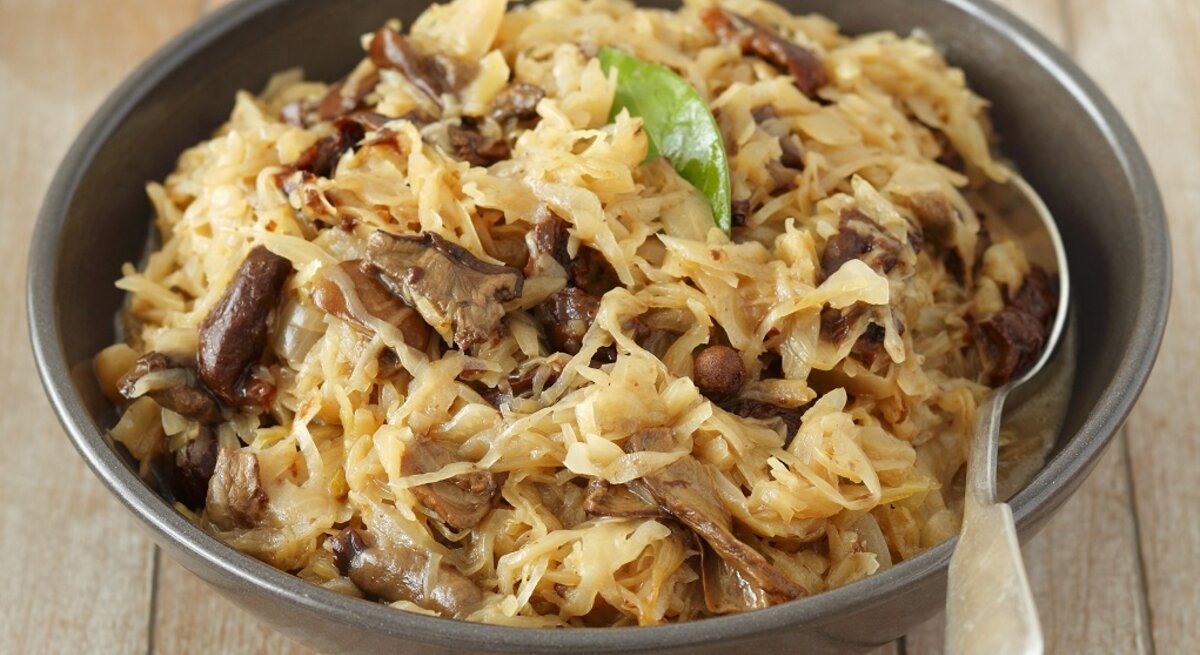 Wer den leckeren polnische Krauttopf Bigos noch nie probiert hat, wird sich direkt in diesen Klassiker verlieben.