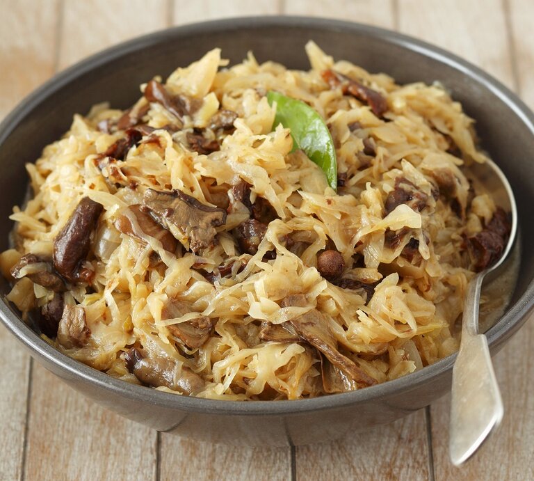 Wer den leckeren polnische Krauttopf Bigos noch nie probiert hat, wird sich direkt in diesen Klassiker verlieben. | © StockFood / Castilho, Rua