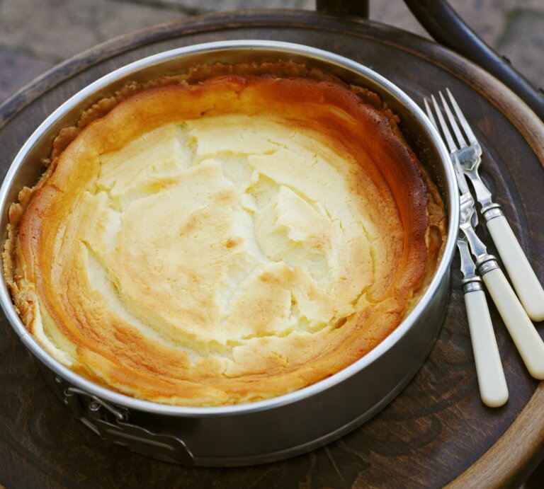 Frisch gebackener Käsekuchen mit goldener Oberfläche in einer Springform.  | © iStock/ rolbos