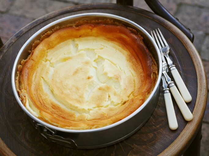 Frisch gebackener Käsekuchen mit goldener Oberfläche in einer Springform.  | © iStock/ rolbos