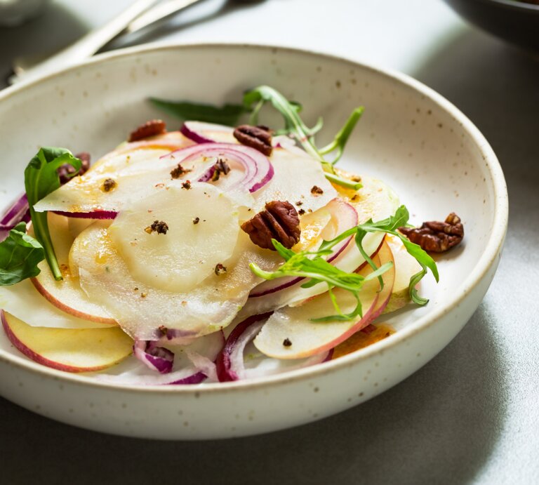 Ein frischer Kohlrabi-Apfel-Salat mit Biss – viel Spaß beim Probieren.  | © iStock / Kohlrabi-Apfel-Salat