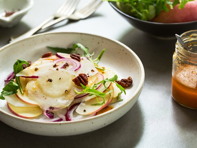 Ein frischer Kohlrabi-Apfel-Salat mit Biss – viel Spaß beim Probieren.  | © iStock / Kohlrabi-Apfel-Salat