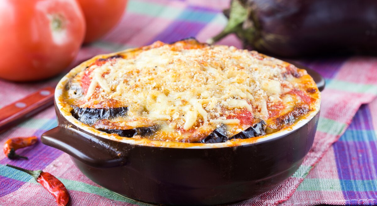 Der griechische Auflauf Moussaka bietet wirklich alles: Hackfleisch, Auberginen, Zucchini, Kartoffeln und würziger Schafskäse.