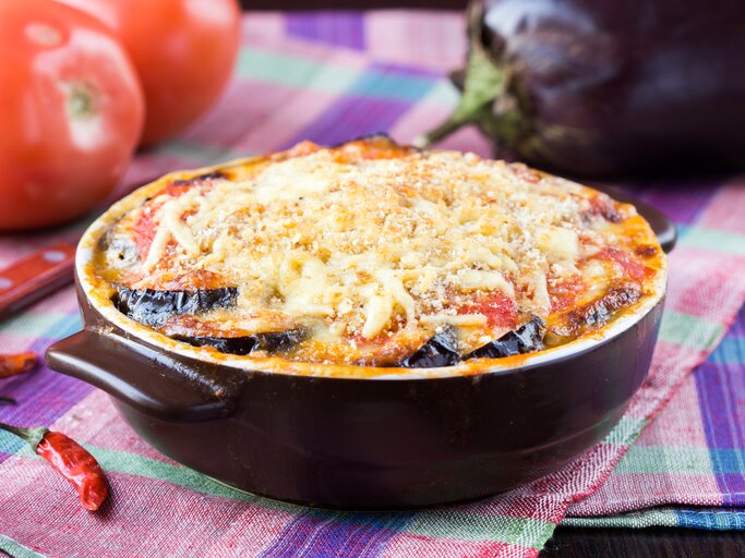 Der griechische Auflauf Moussaka bietet wirklich alles: Hackfleisch, Auberginen, Zucchini, Kartoffeln und würziger Schafskäse. | © iStock/ Maria_Lapina