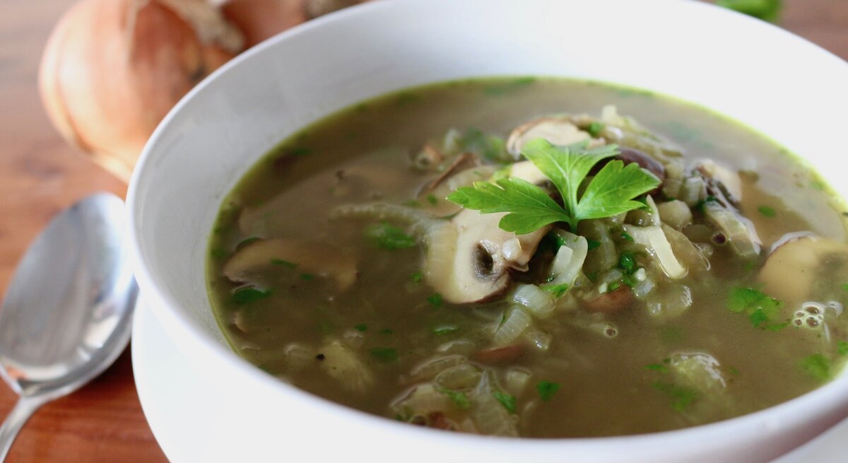 Lecker & Low Carb: Zwiebelsuppe mit Pilzen.