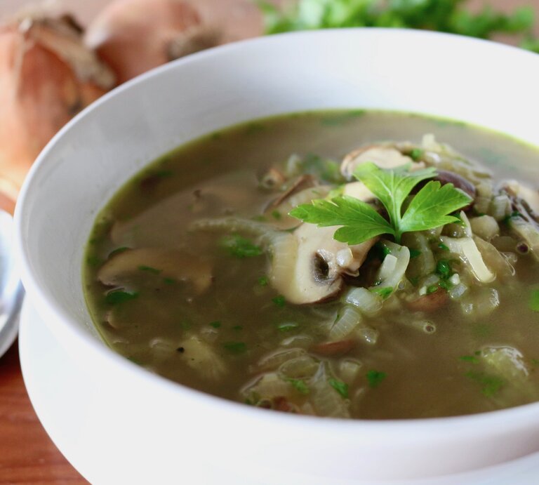 Lecker & Low Carb: Zwiebelsuppe mit Pilzen. | © Nadine Hüttenrauch