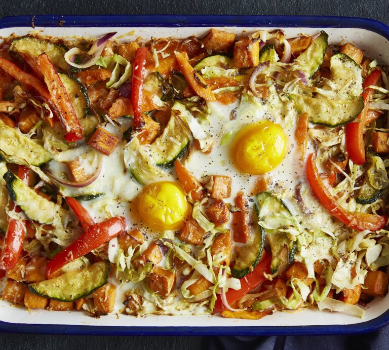 Draufsicht: Eine weiße Form in dem ein Gemüseauflauf mit Spiegeleiern ist. | © StockFood / Gräfe & Unzer Verlag / Walsh, Nicky