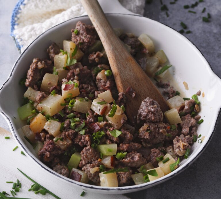 Hackfleischpfanne mit Gemüse und Schinken / runde Schüssel mit Holzlöffel / Draufsicht, schräg | © StockFood / Gräfe & Unzer Verlag / Kramp + Gölling