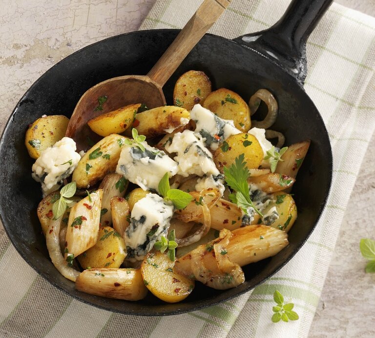Draufsicht: eine Kartoffel-Spargel-Pfanne mit Roquefort auf einem Küchentuch. | © StockFood / Newedel, Karl