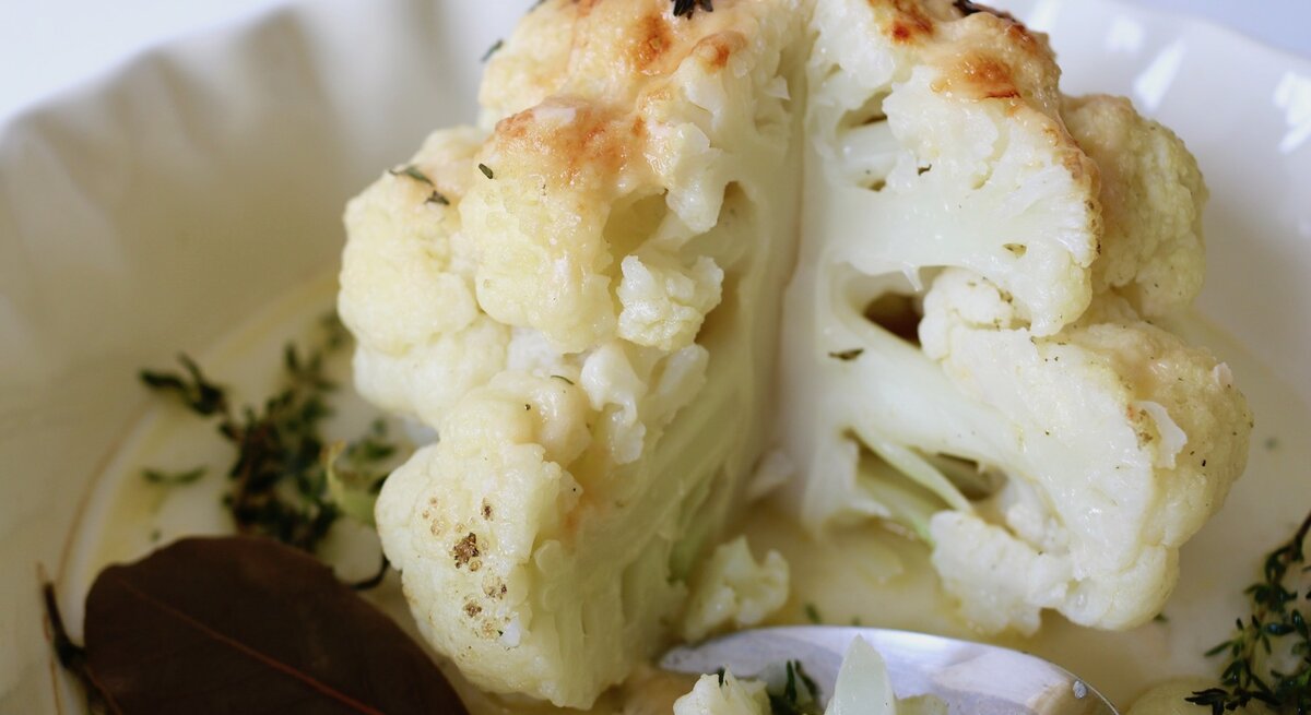 Lecker, raffiniert und Low Carb: Überbackener Blumenkohl im Ofen.