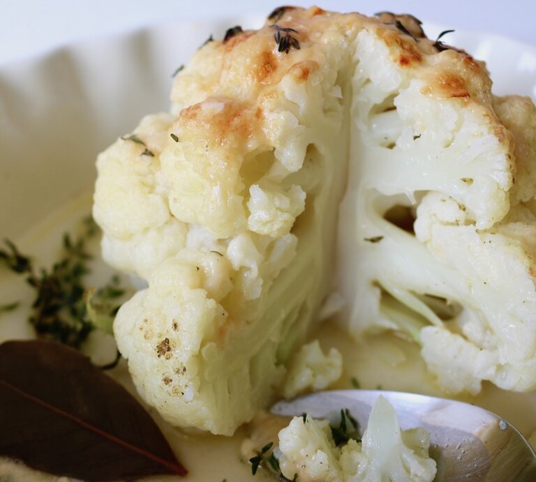 Lecker, raffiniert und Low Carb: Überbackener Blumenkohl im Ofen. | © Nadine Hüttenrauch