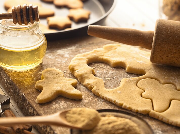 Lebkuchenplätzchen_Honig.jpg | © iStock/zeljkosantrac