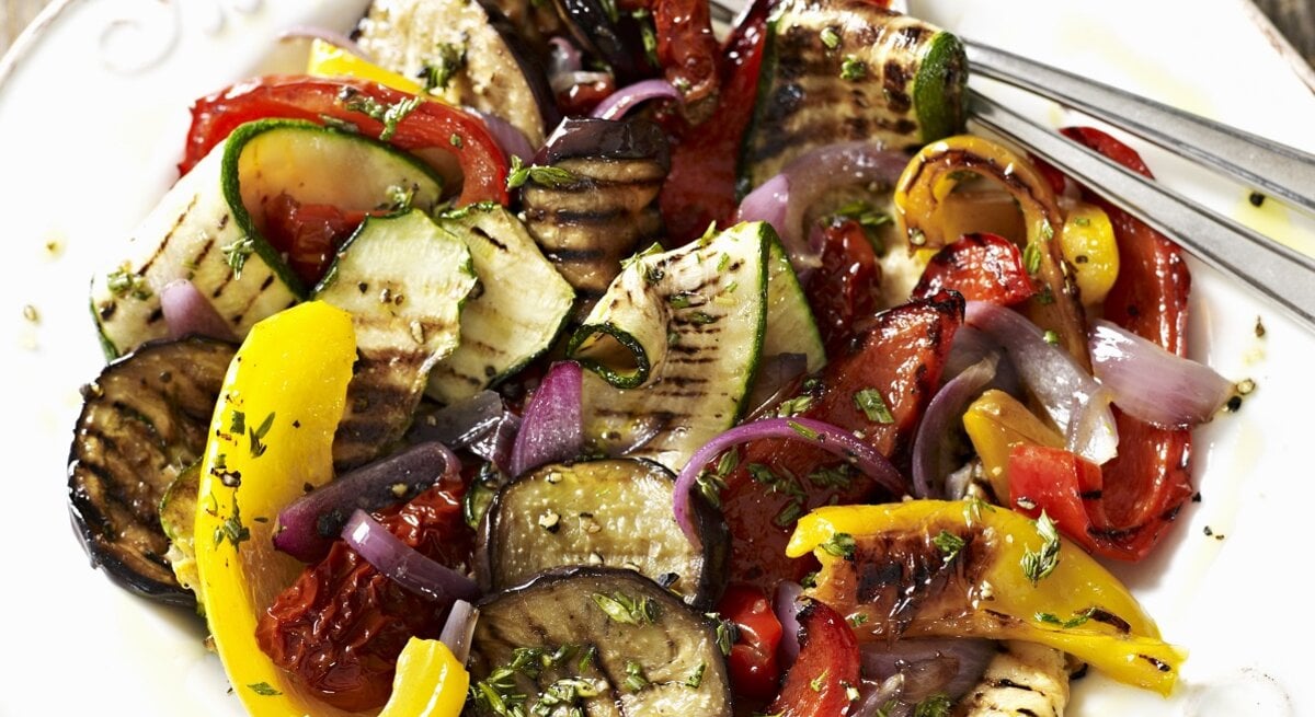 Mediterrane Grillgemüse auf einem Teller / Draufsicht